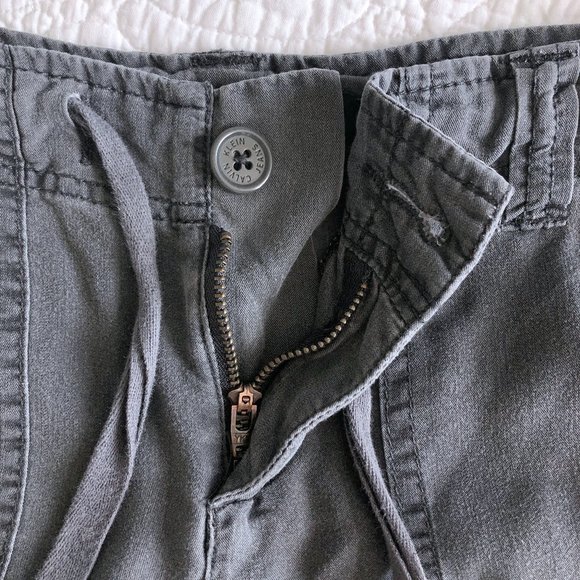 Calvin Klein Lightweight Cargo Capri - Picture 4 of 7